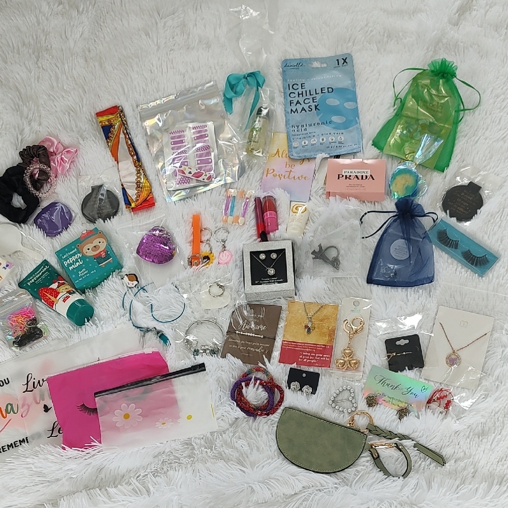 Assorted Beauty and Accessory Bundle Great For Thank You Gifts And Prizes! Set#3